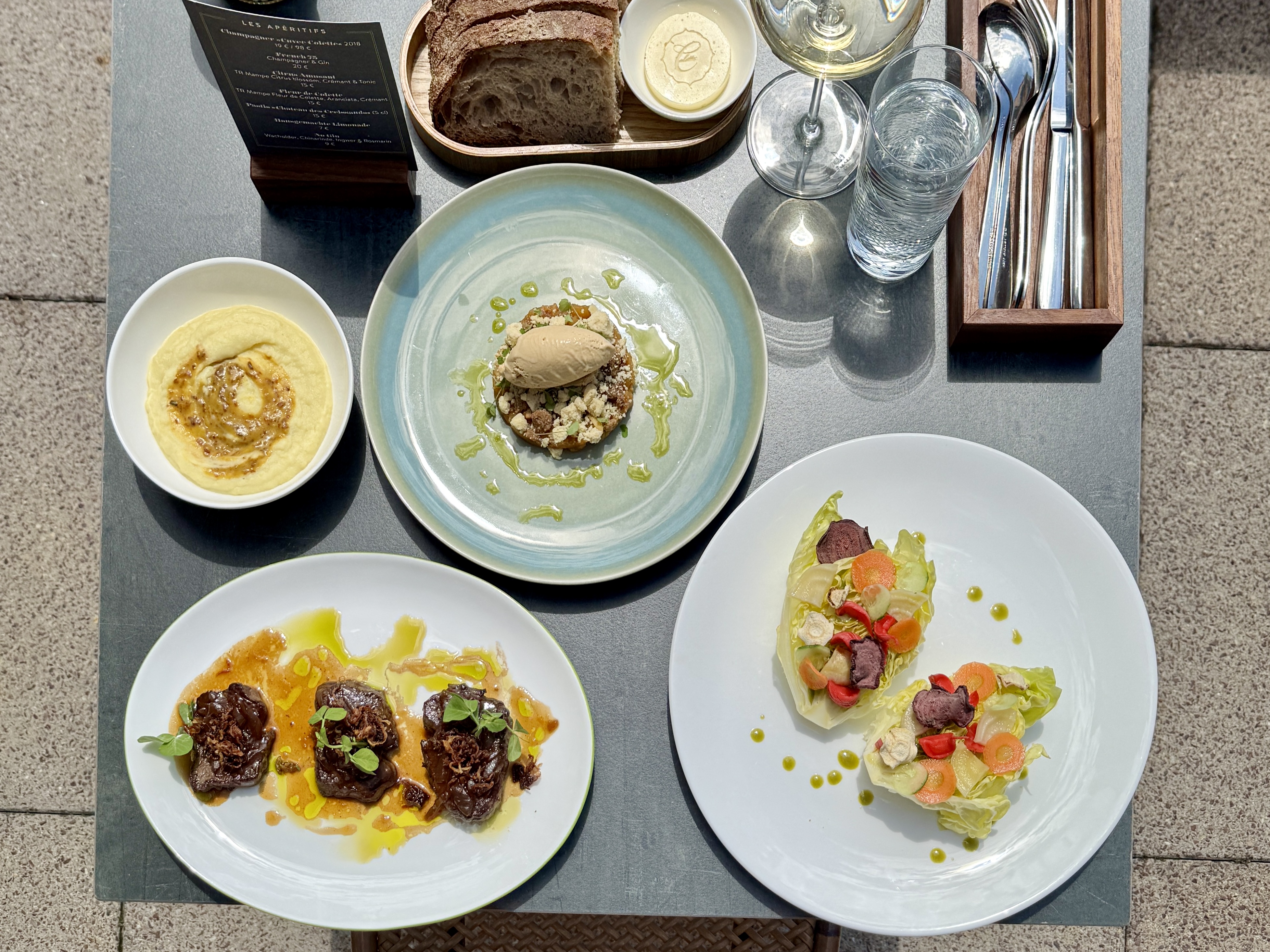 Restauranttisch von oben fotografiert mit 3 Gänge Menü und Dessertteller