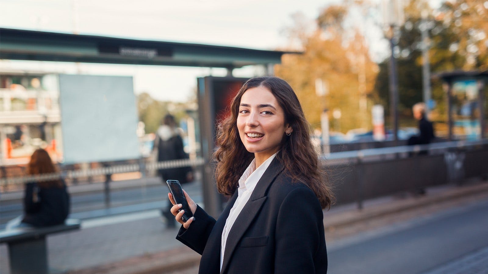 Kvinna med telefon i handen