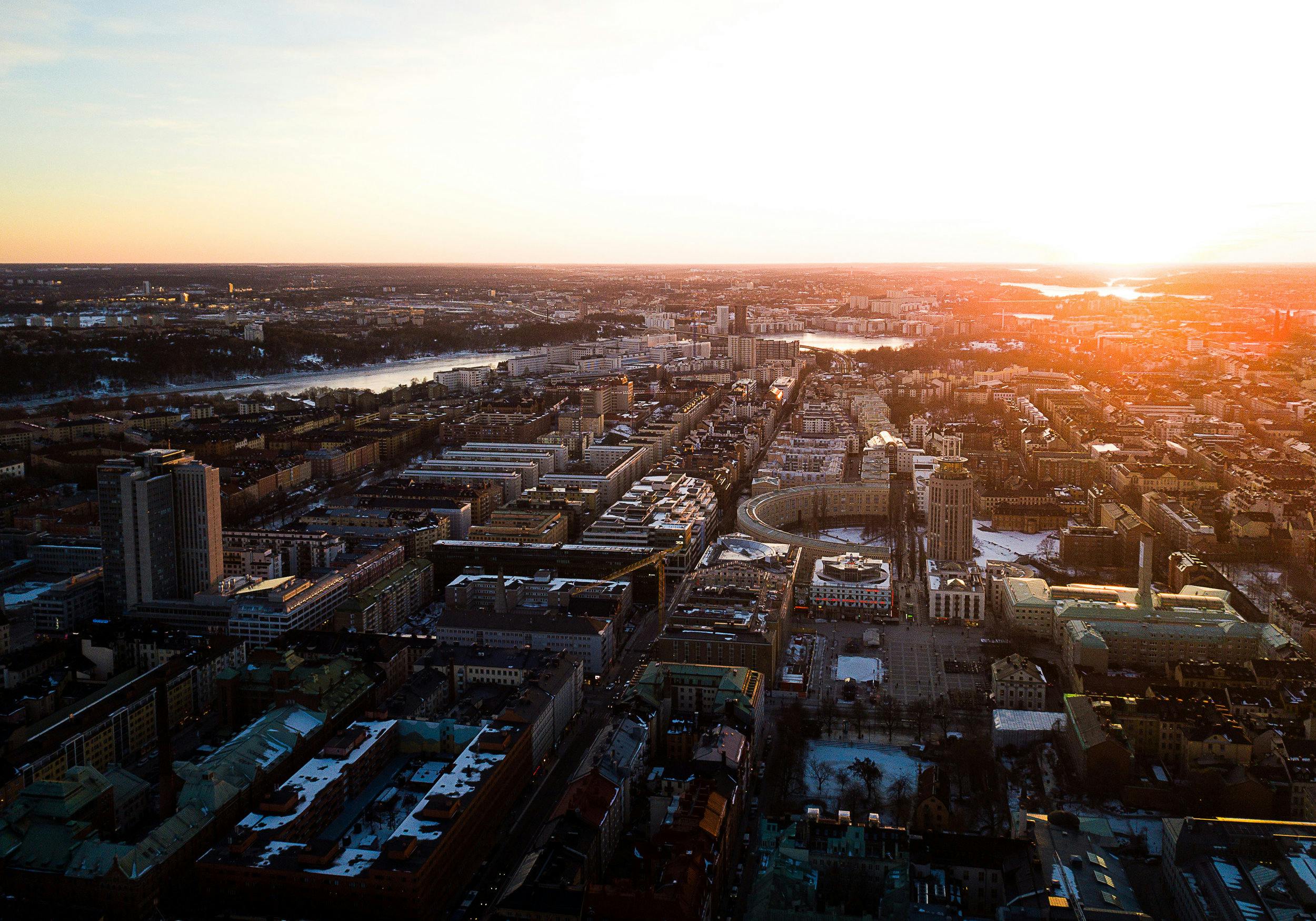 drönarbild över södermalm i solnedgång