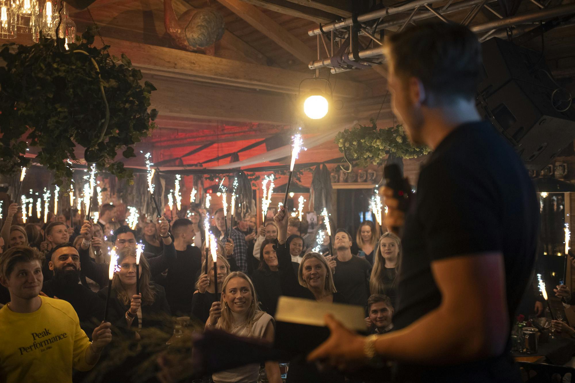 En person står på scenen och tar emot pris