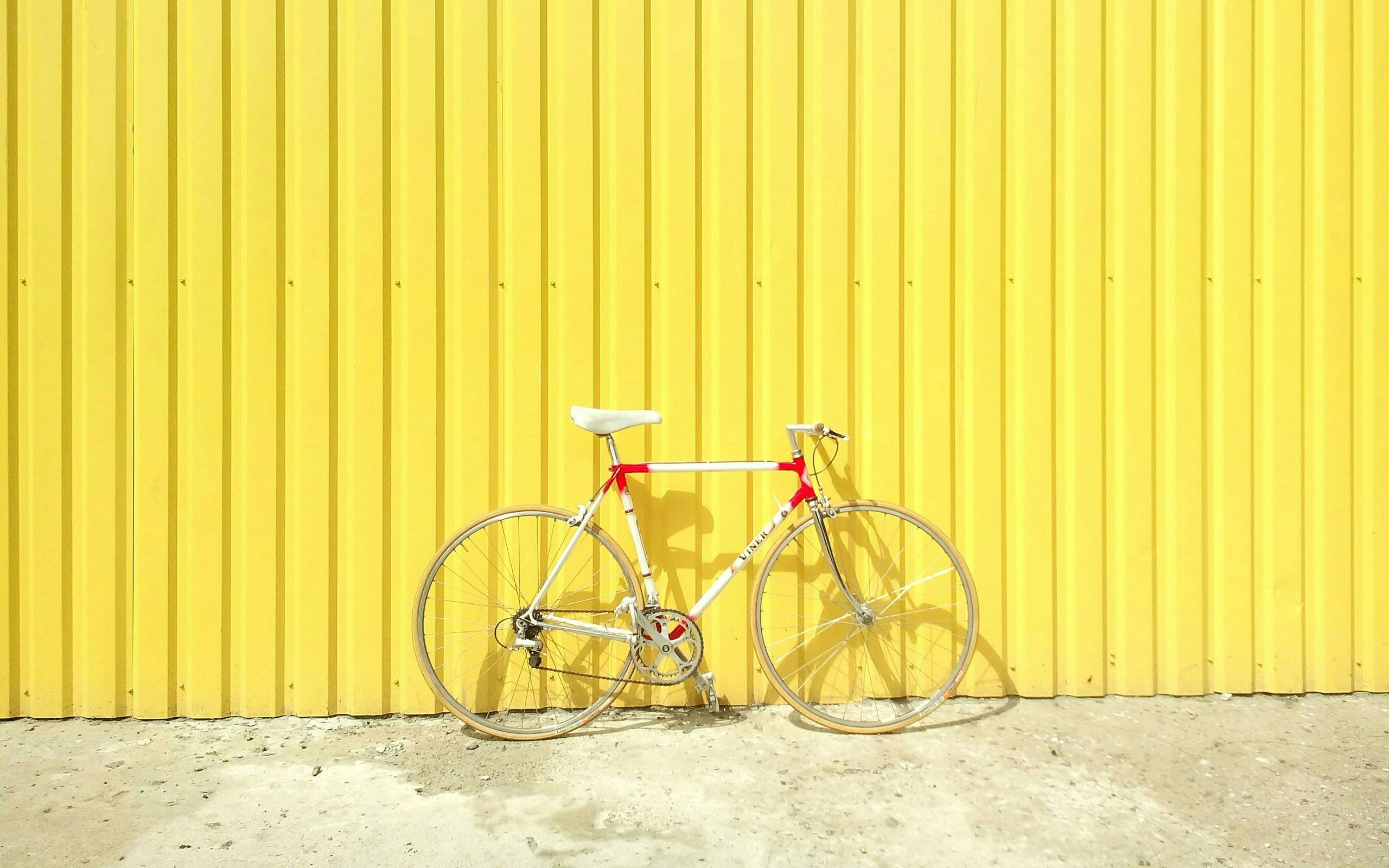 bild på en cykel mot gul bakgrund