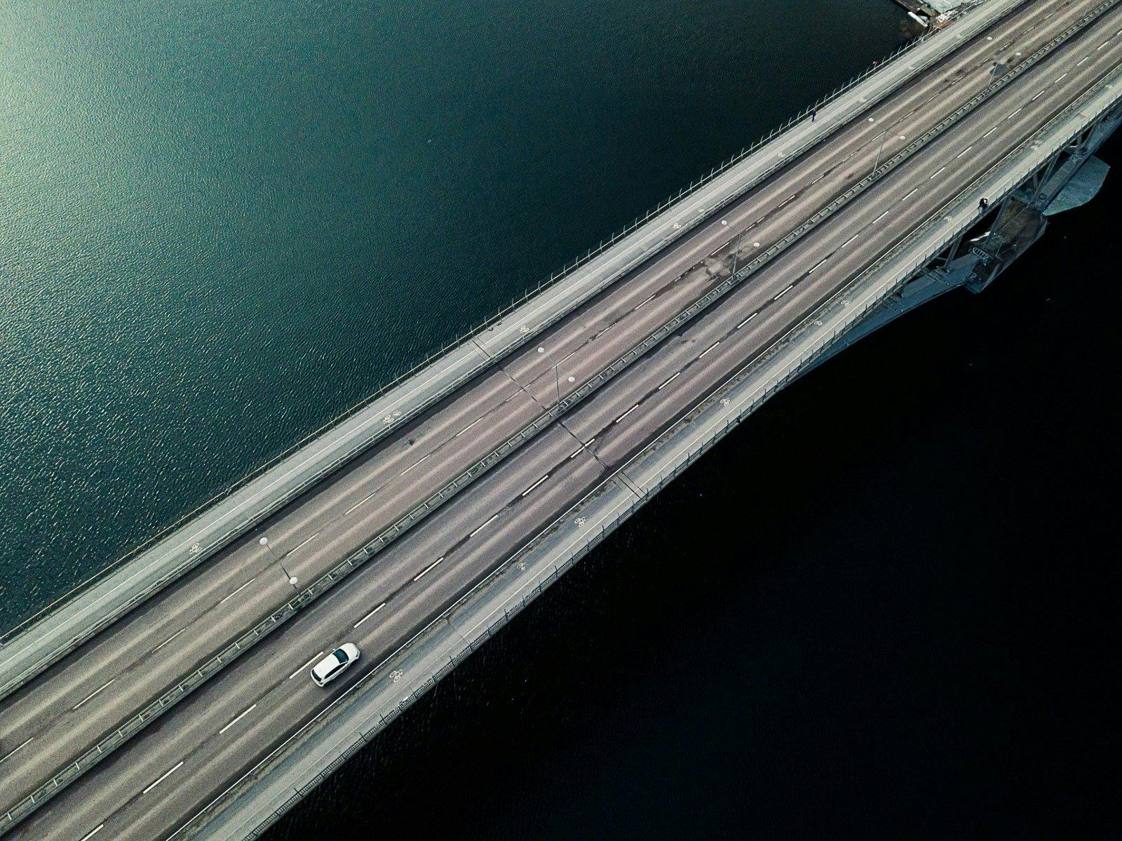 Drönarbild över västerbron