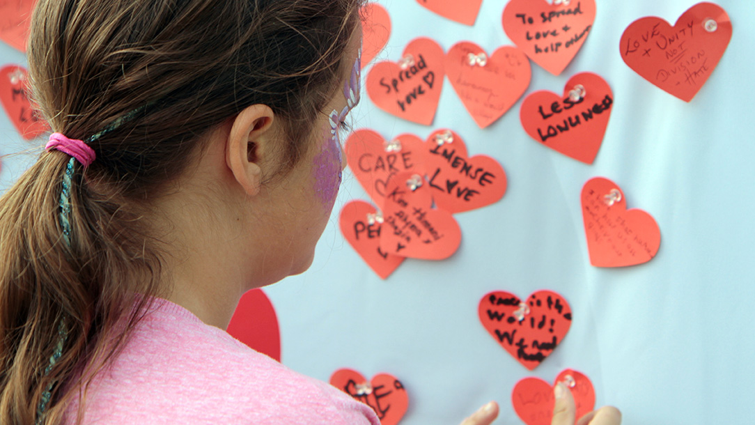 Participant adds message to Walk for Humanity message board.