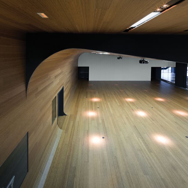 Curved walls and ceilings application of Parklex Skin on the IDIOM headquarters in Bilbao