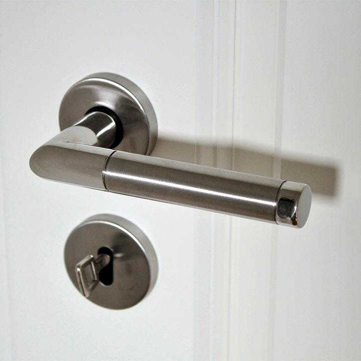 Garniture de porte en inox pour portes de WC/SdB: 2 poignées sur plaque