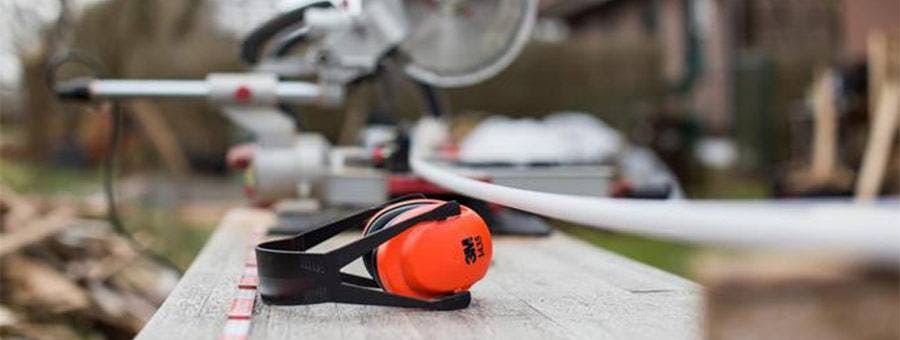 scie à onglet et casque de sécurité