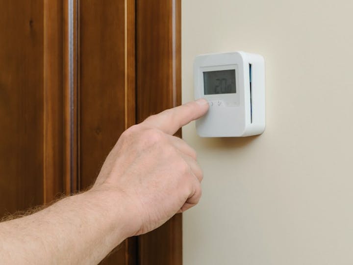 Thermostat avec prises secteurs pour 2 appareils de chauffage ou