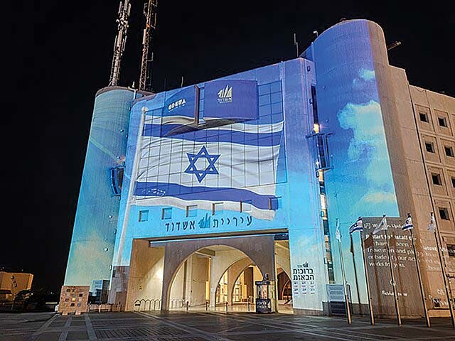 wikimedia_Ashdod_city_hall_lit_up_with_the_flag_of_Israel,_Swords_of_Iron_(2023_Israel-Hamas_war)_2_מקף־עברי.tif