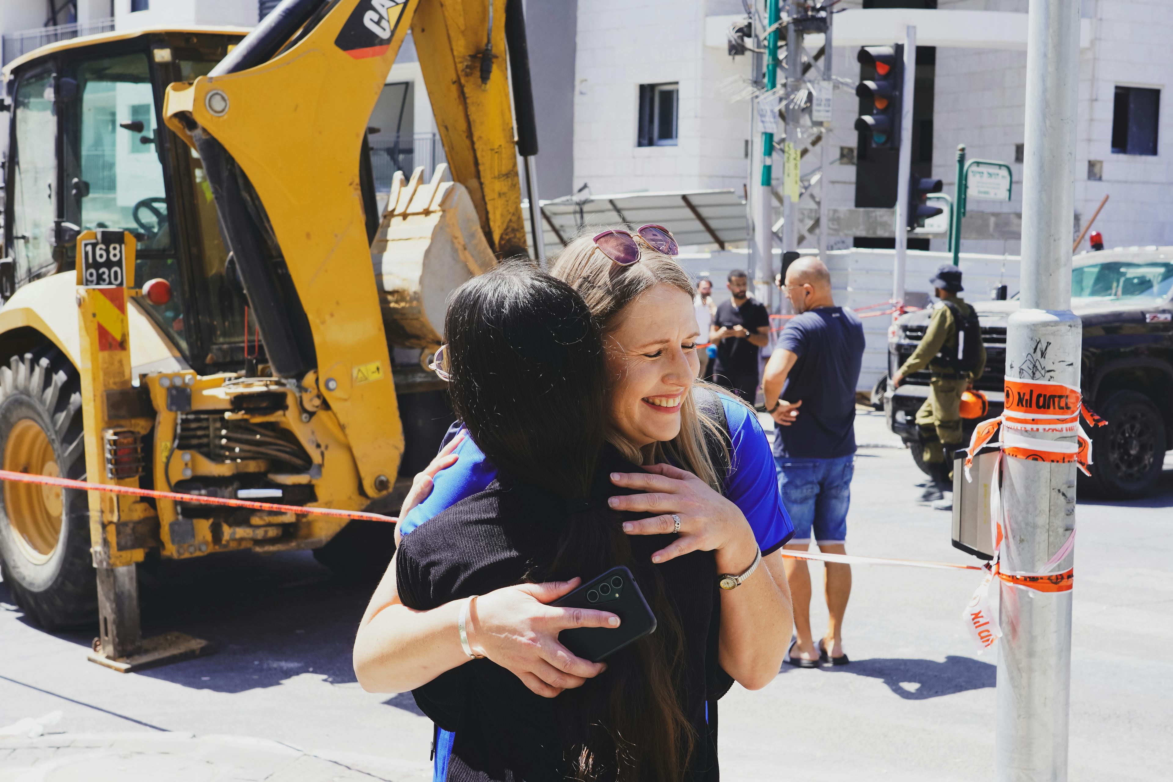 Réconfort des habitants de Bat Yam après une frappe de missile (Photo Credit: McCoy Brown/Bridges for Peace)