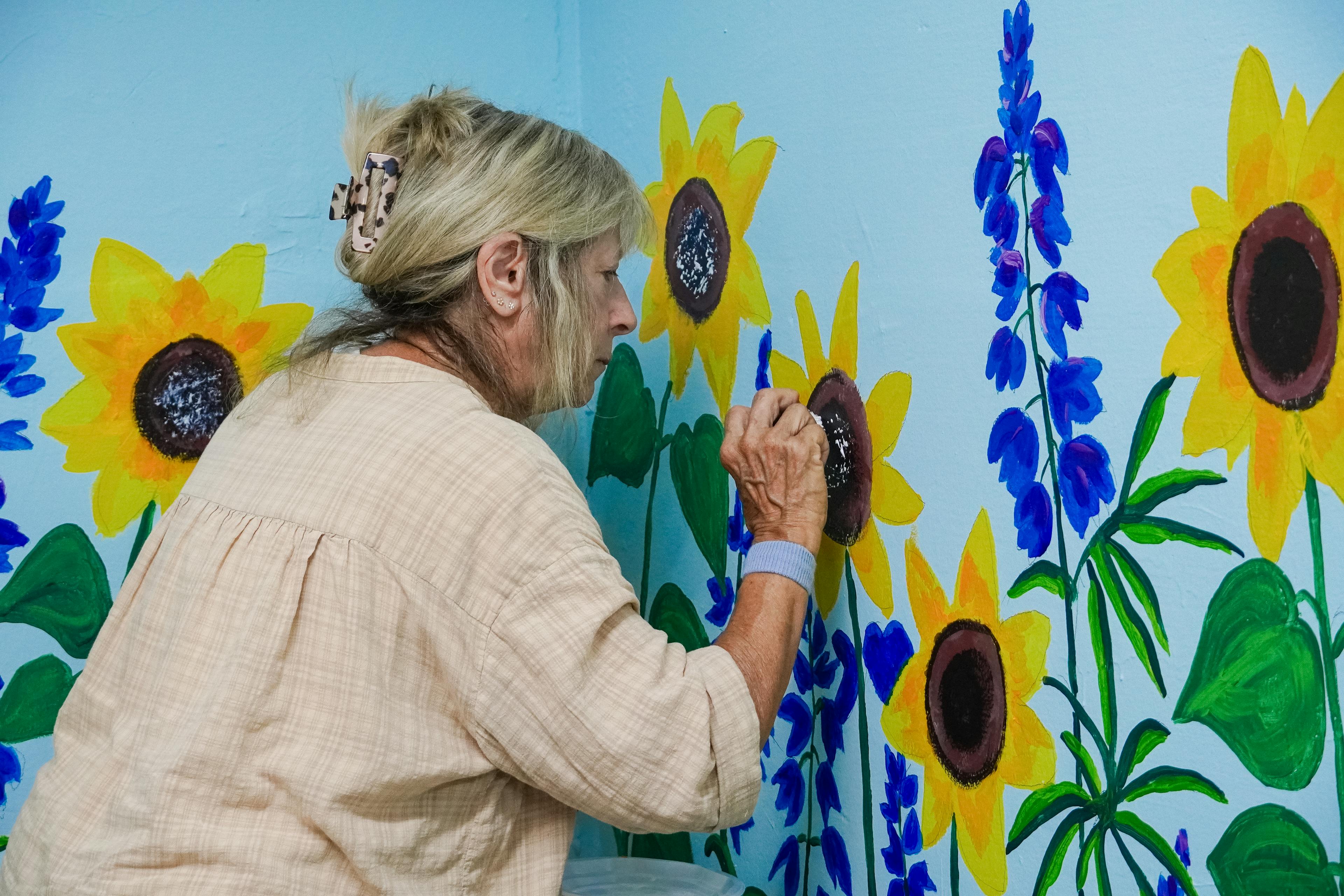 Une bénévole de BFP peint un abri anti-missiles à Zohar (Photo Credit: McCoy Brown/Bridges for Peace)