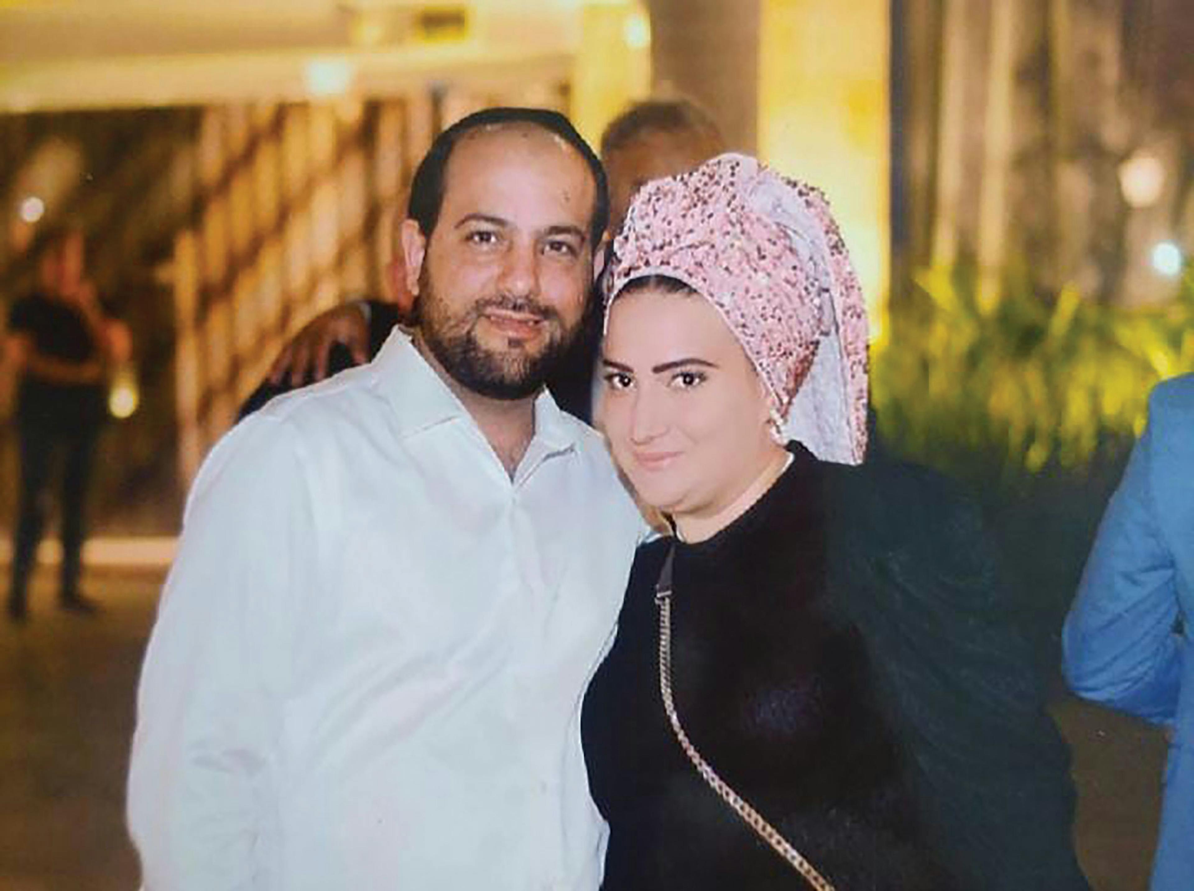 Le couple Ben Atar avant un traitement dentaire (Crédit photo : Daniel Kirchhevel/Bridges for Peace)