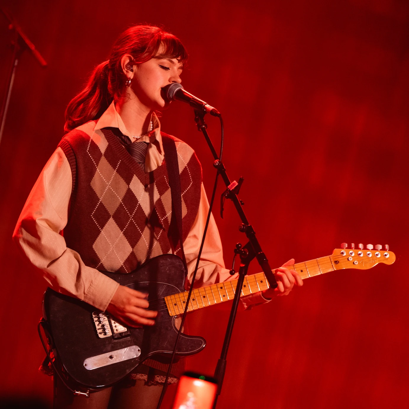 Chloe Slater performing.
