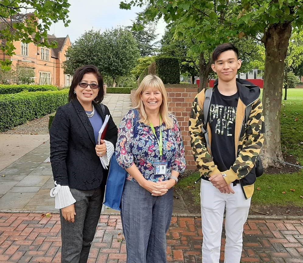 Bright World buddy Lisa McGowan carrying our arrival visit