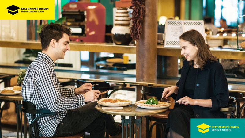 students eating pizzas 