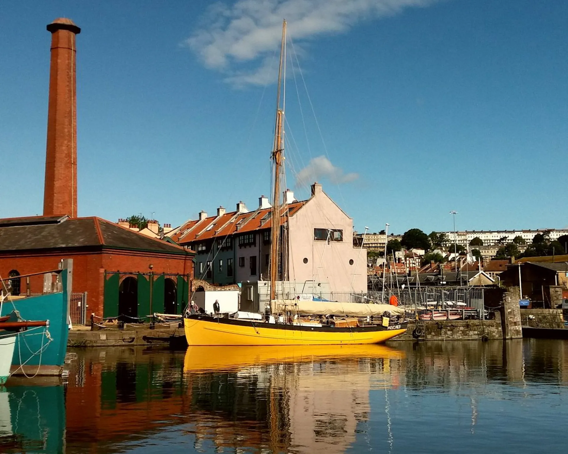 Underfall yard with some boats in front of it 
