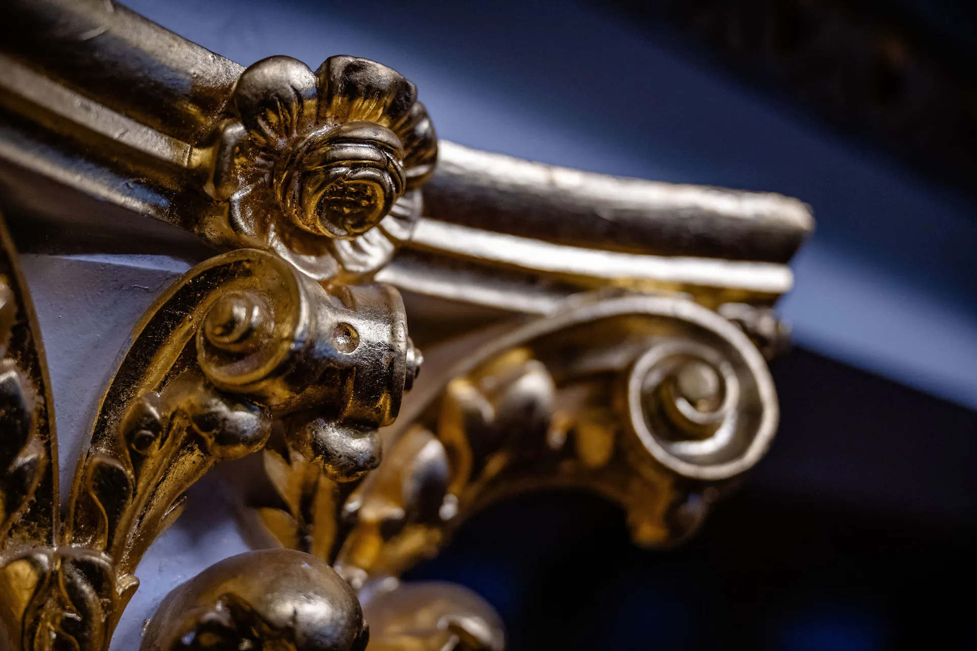 Detail of gold pillar in First class dining 