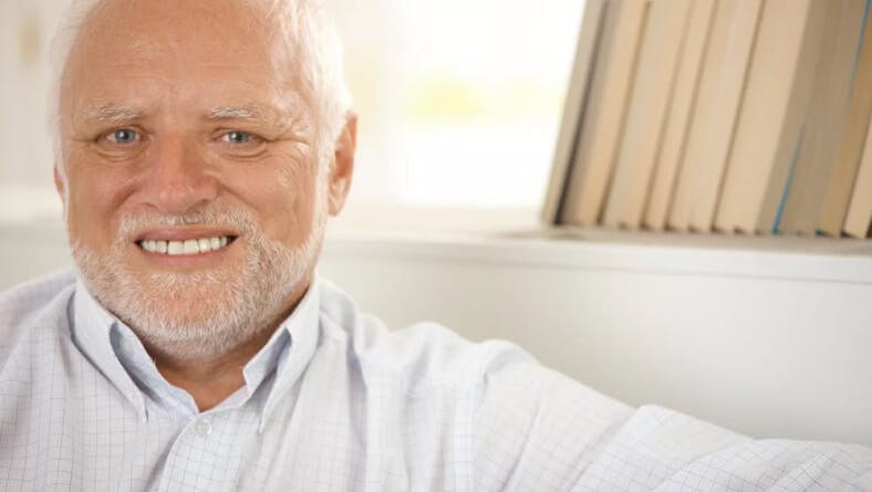 Meme do chorrindo, um senhor que parece que está sorrindo e chorando ao mesmo tempo