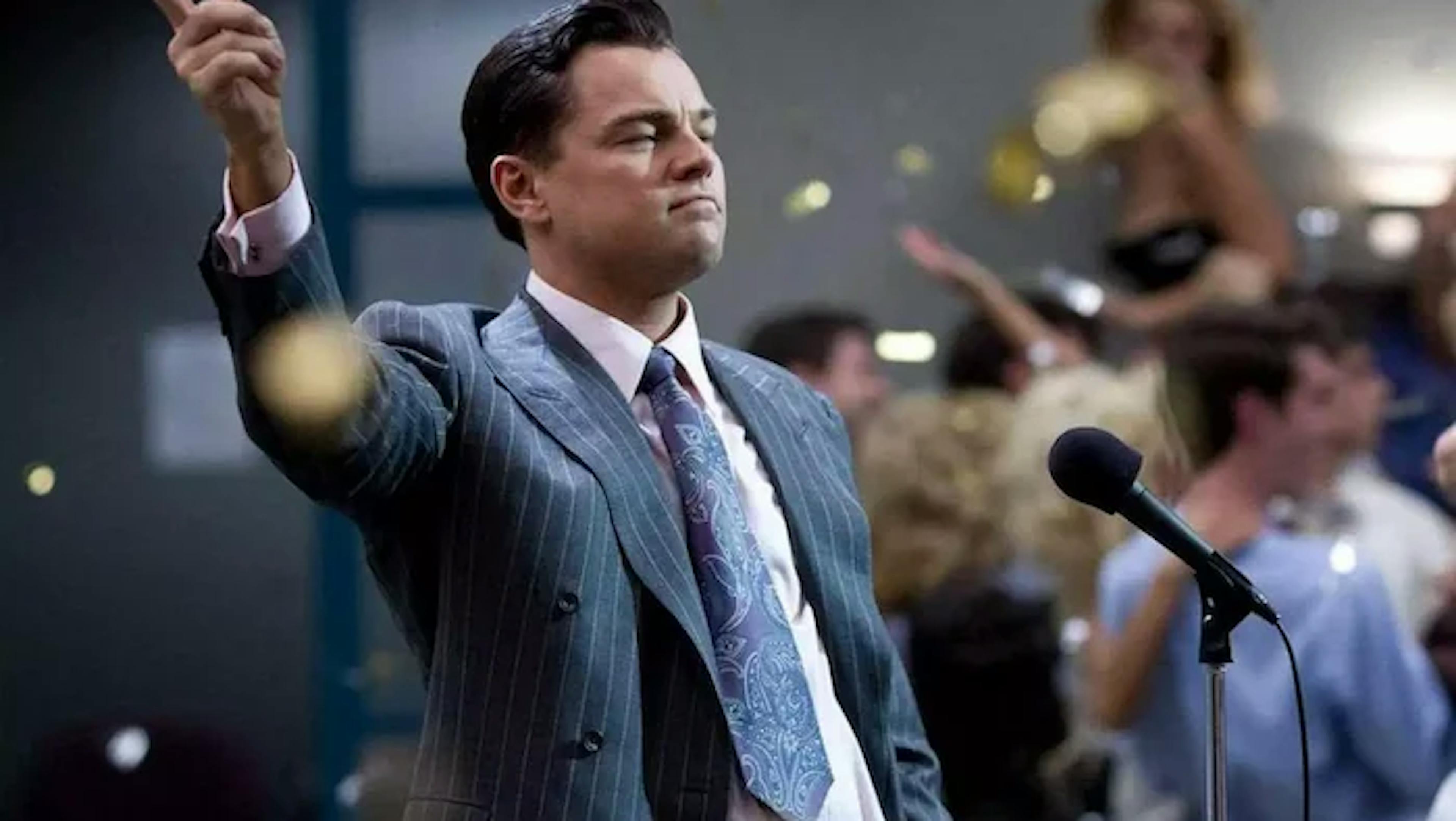 Leonardo DiCaprio em cena de discurso no filme O Lobo de Wall Street