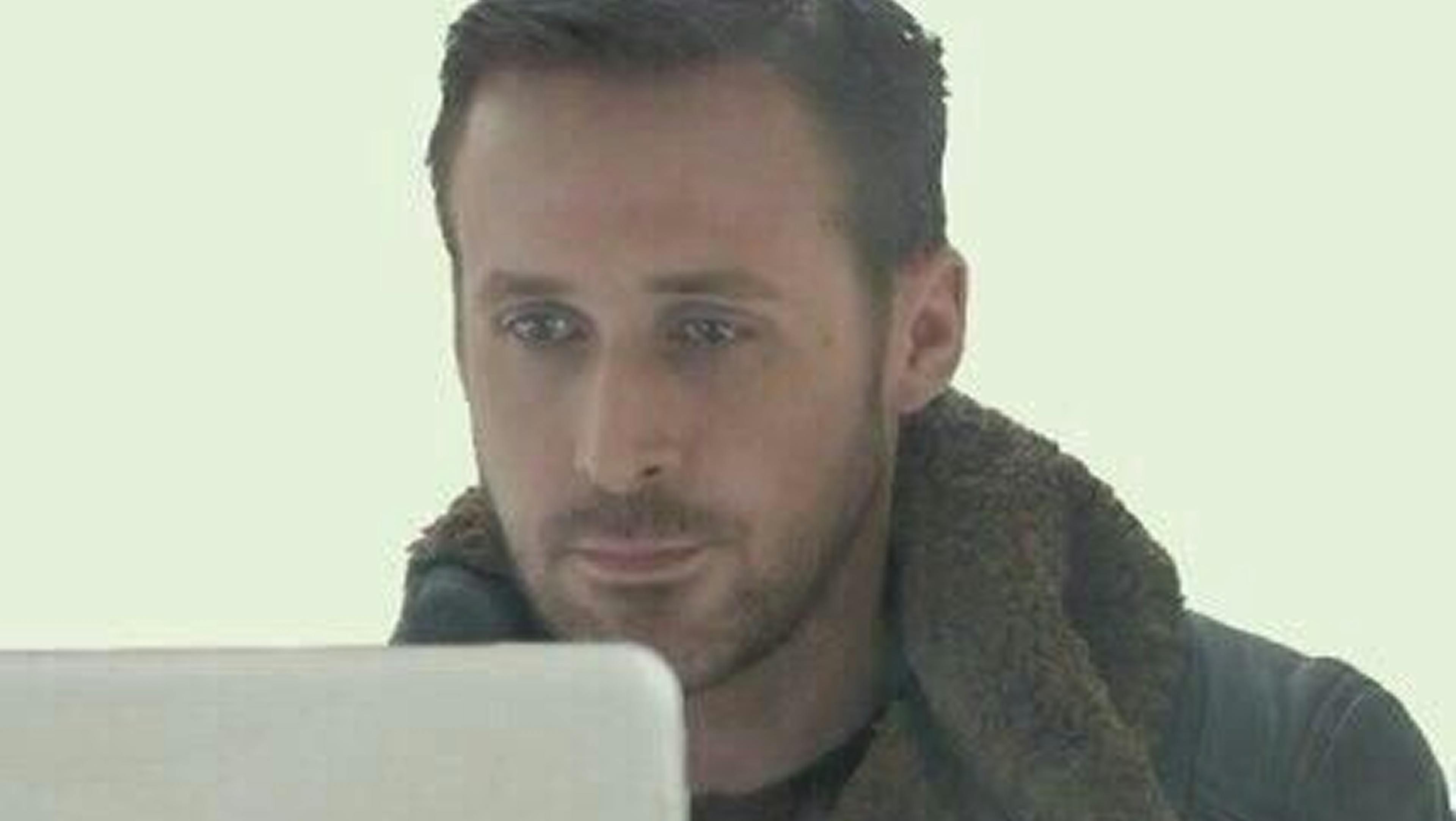 Meme do Ryan Gosling (Blade Runner) olhando com cara de cu pro pc