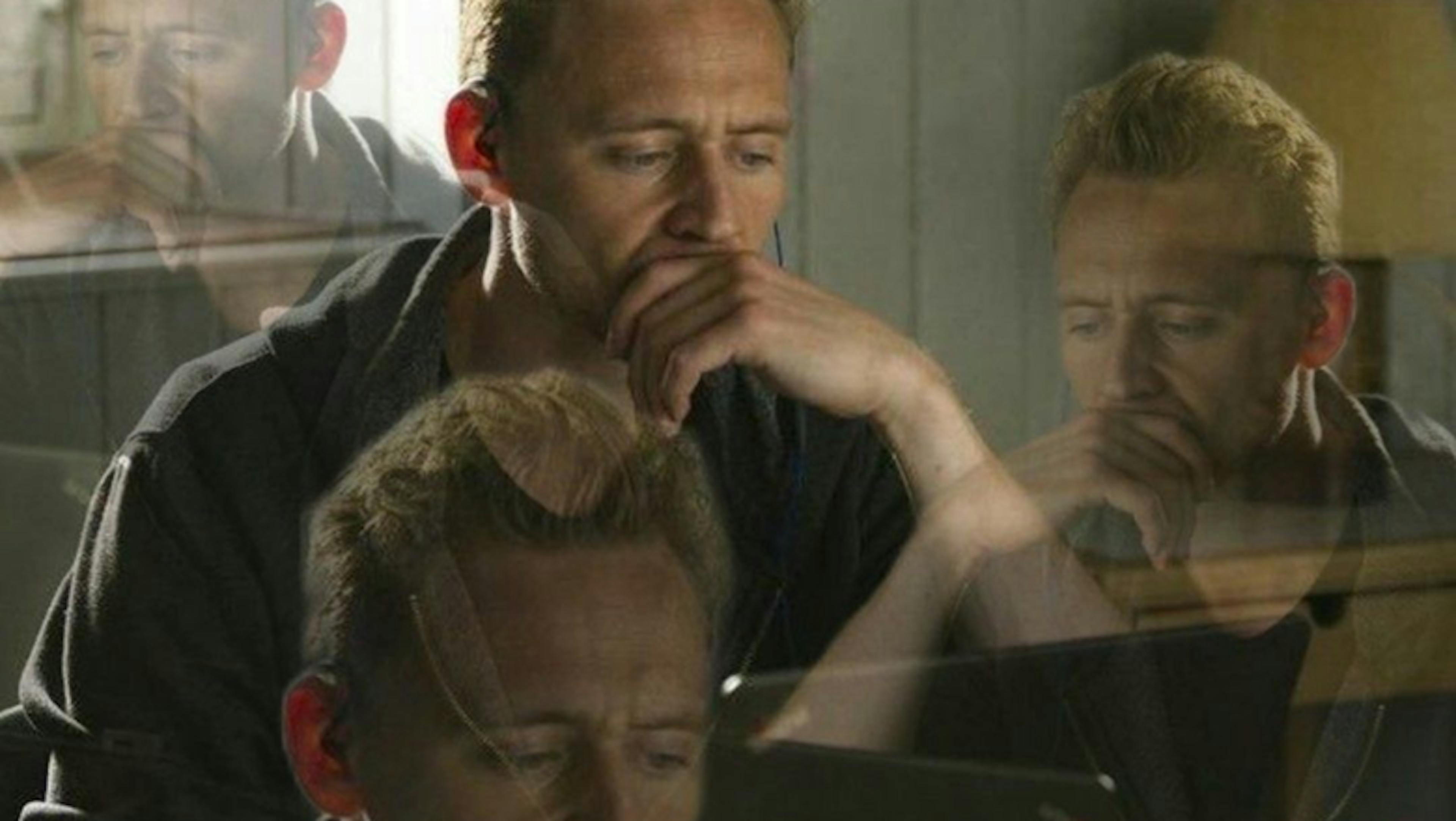 meme do tom hiddleston pensativo na frente do notebook