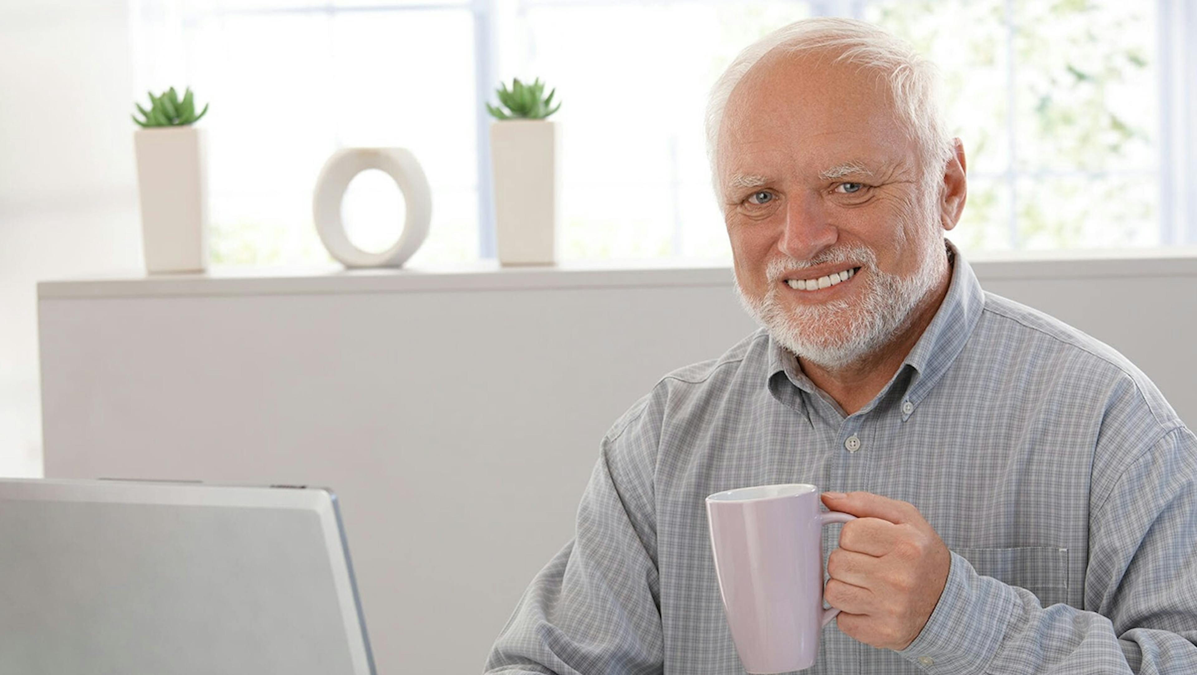 Meme do Chorrindo segurando uma xícara mexendo no notebook