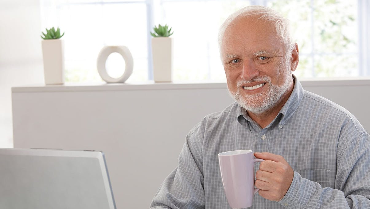 Meme do Chorrindo segurando uma xícara mexendo no notebook