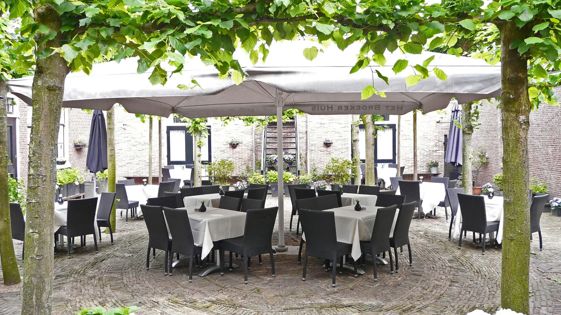 Binnenplaats terras parasols Het Broeker Huis