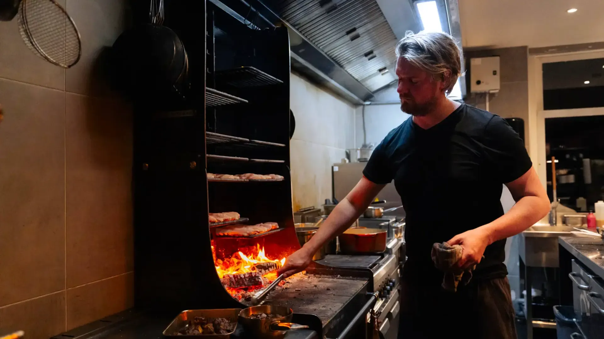 Chef Thijs Steur in de keuken bij het houtvuur van Het Broeker Huis
