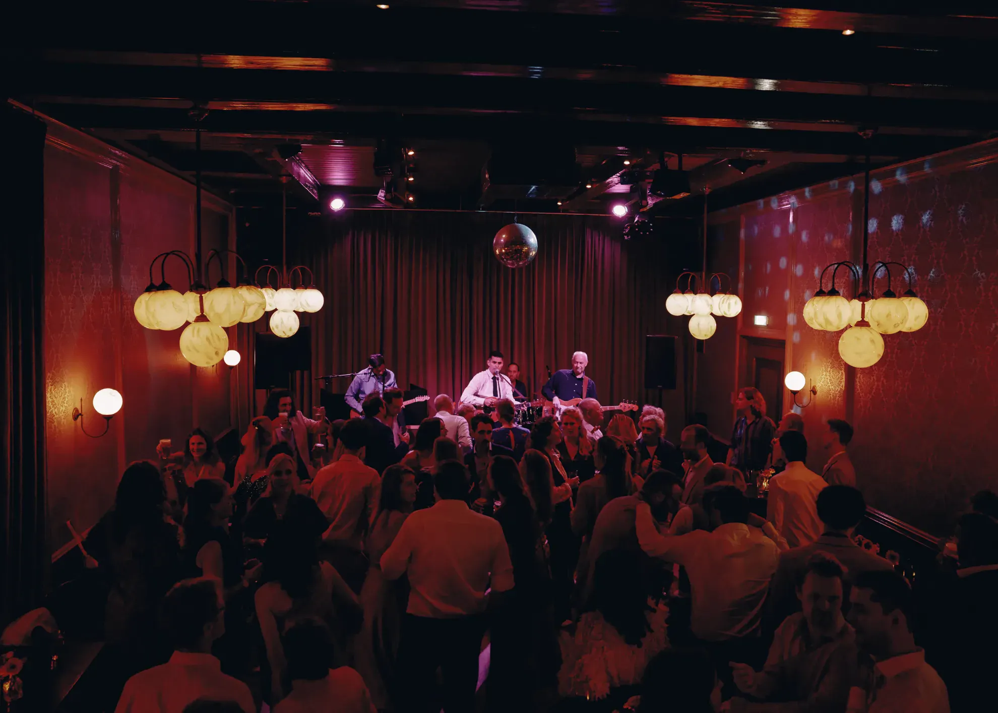 feest-trouwen-band-grote-zaal-broeker-huis