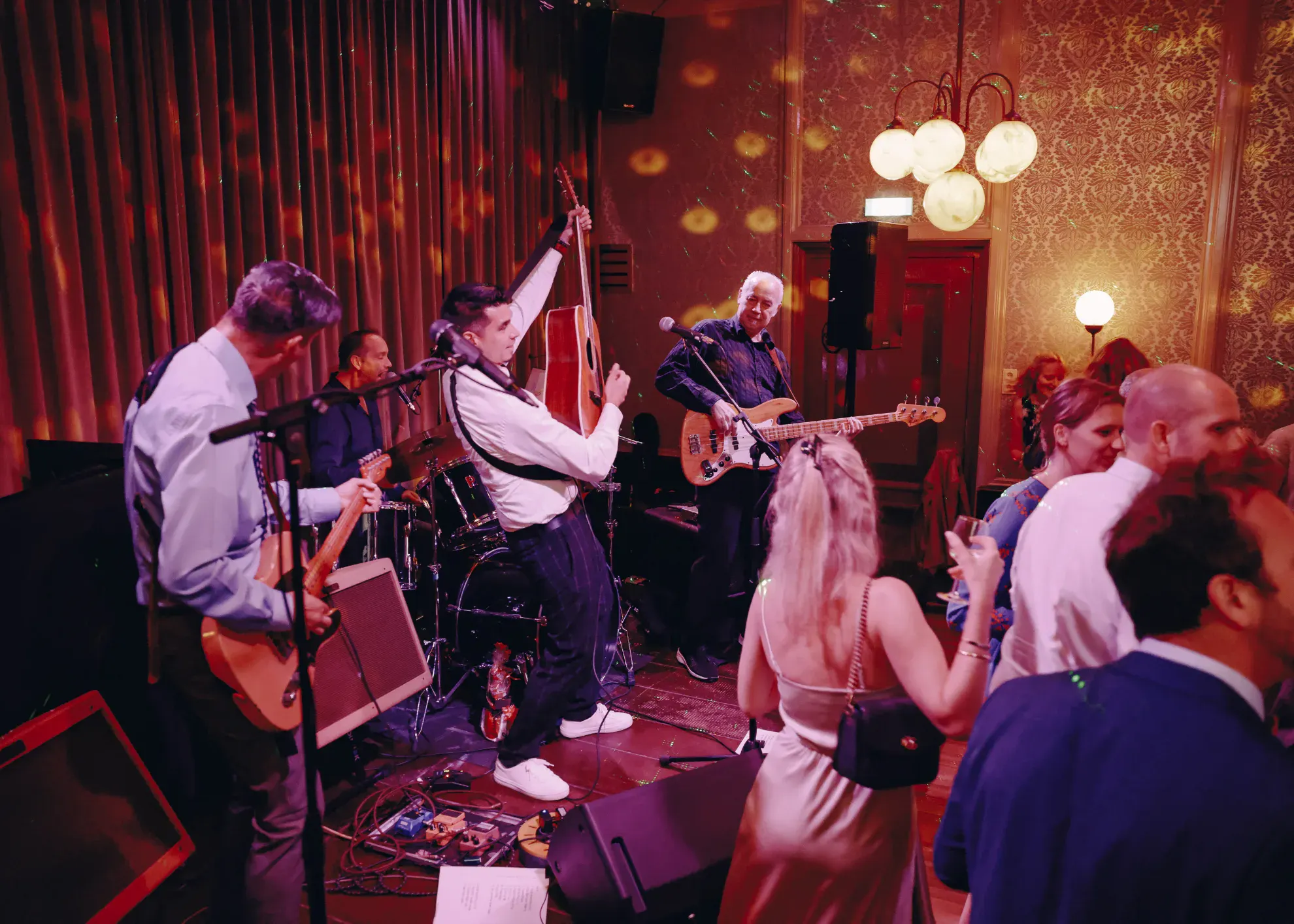 Band op het podium in de Grote Zaal van Het Broeker Huis