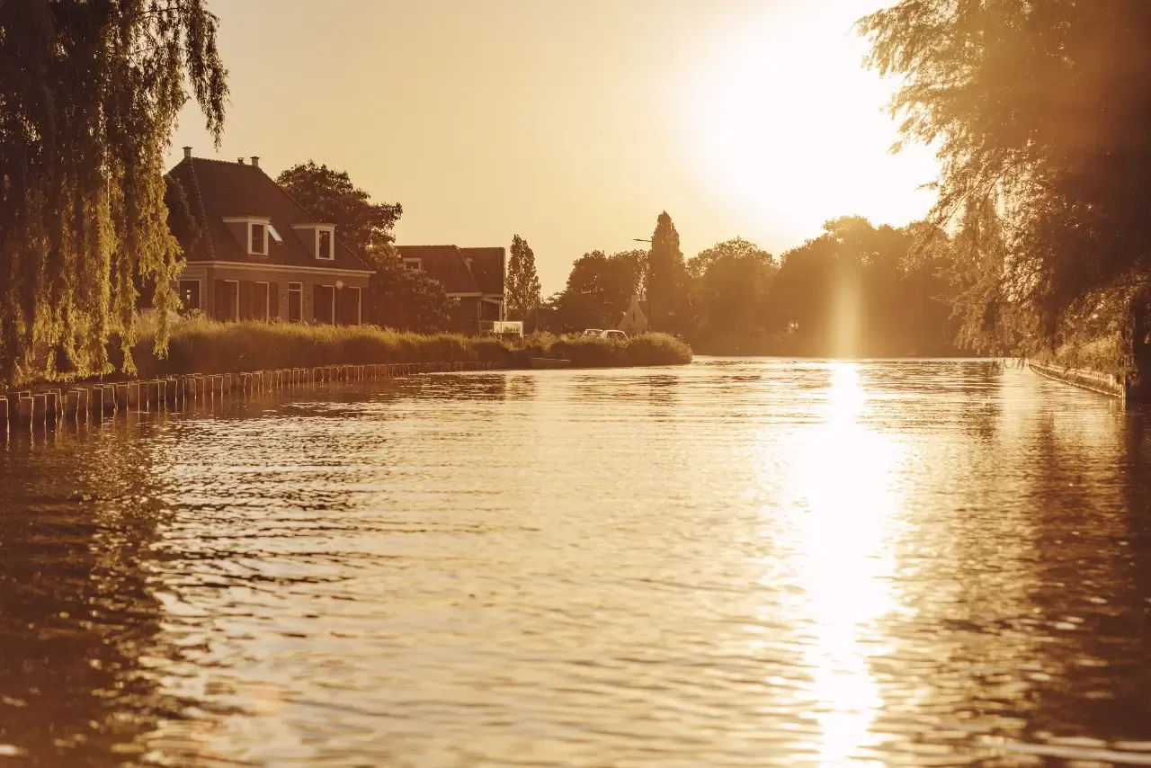 Opkomende zon boven het water in Broek in Waterland
