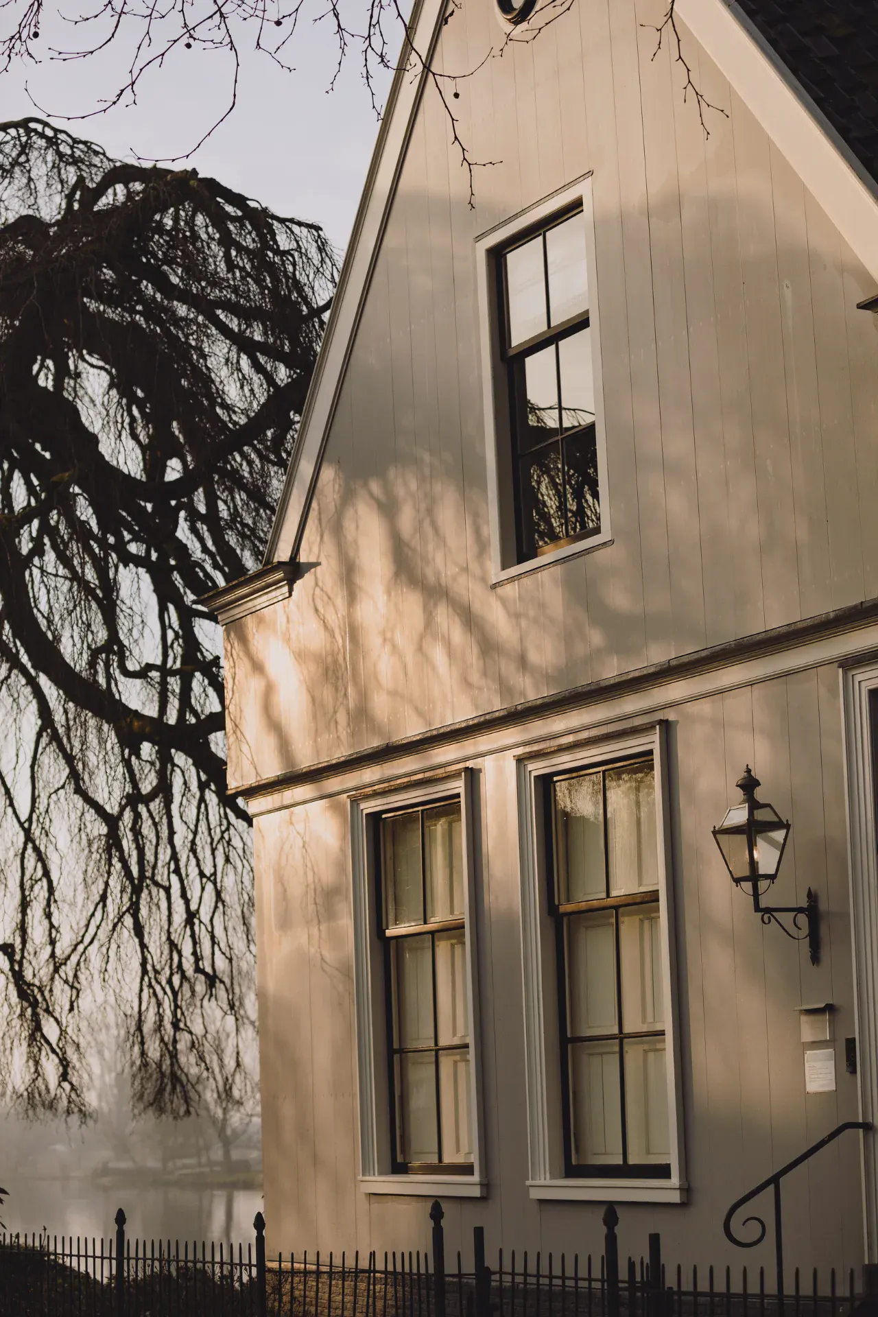 opkomende_zon_in_houten_huis_broek_in_waterland