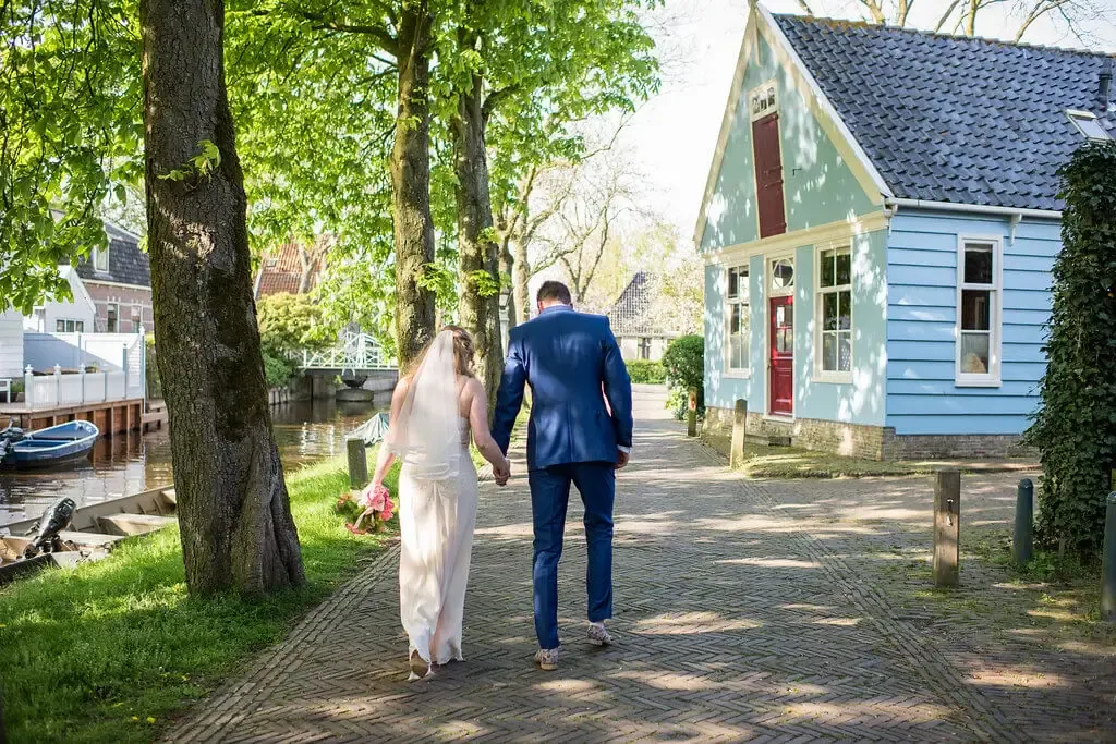 bruidspaar_op_rug__voor_leeteinde_voor_blauw_huis