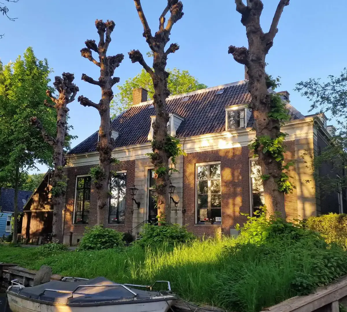 Voorgevel van Het Broeker Huis, monumentaal pand uit 1778 in Broek in Waterland