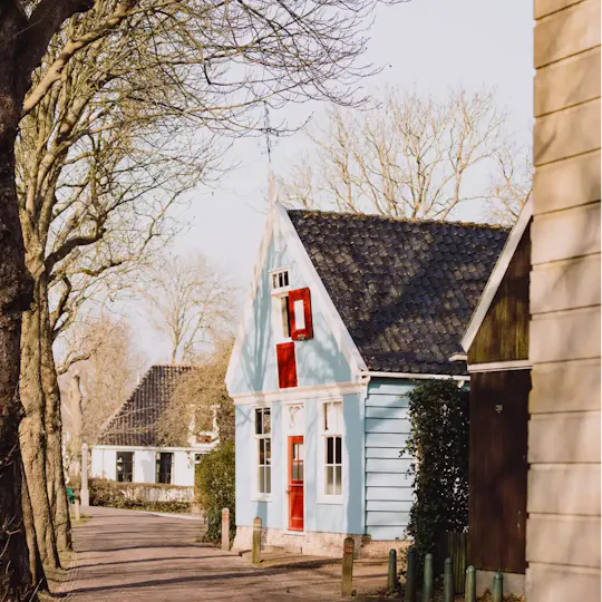Wandelen door Broek in Waterland Leeteinde oude huizen