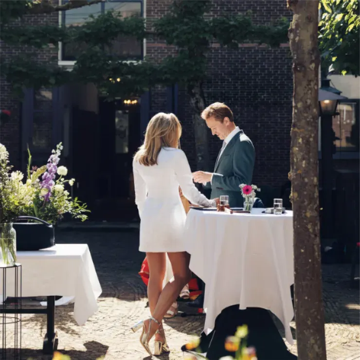 Trouwceremonie op de binnenplaats