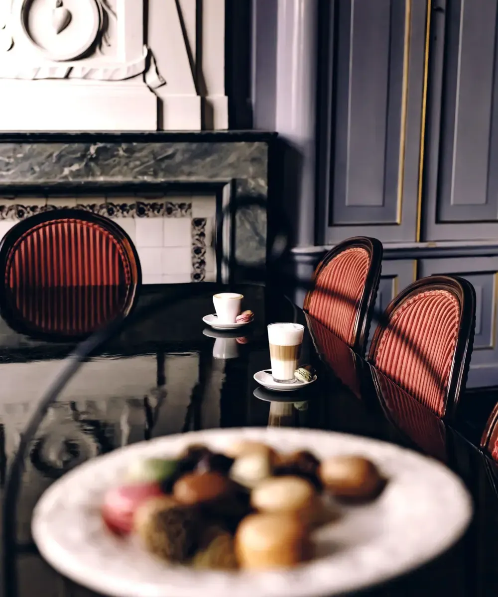 Koffie en macarons tijdens een pauze in Het Broeker Huis