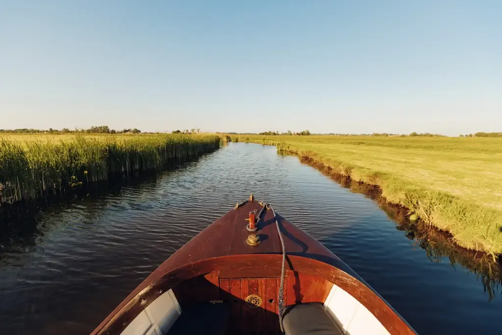 Varen met sloep De Neeltje door Broek in Waterland