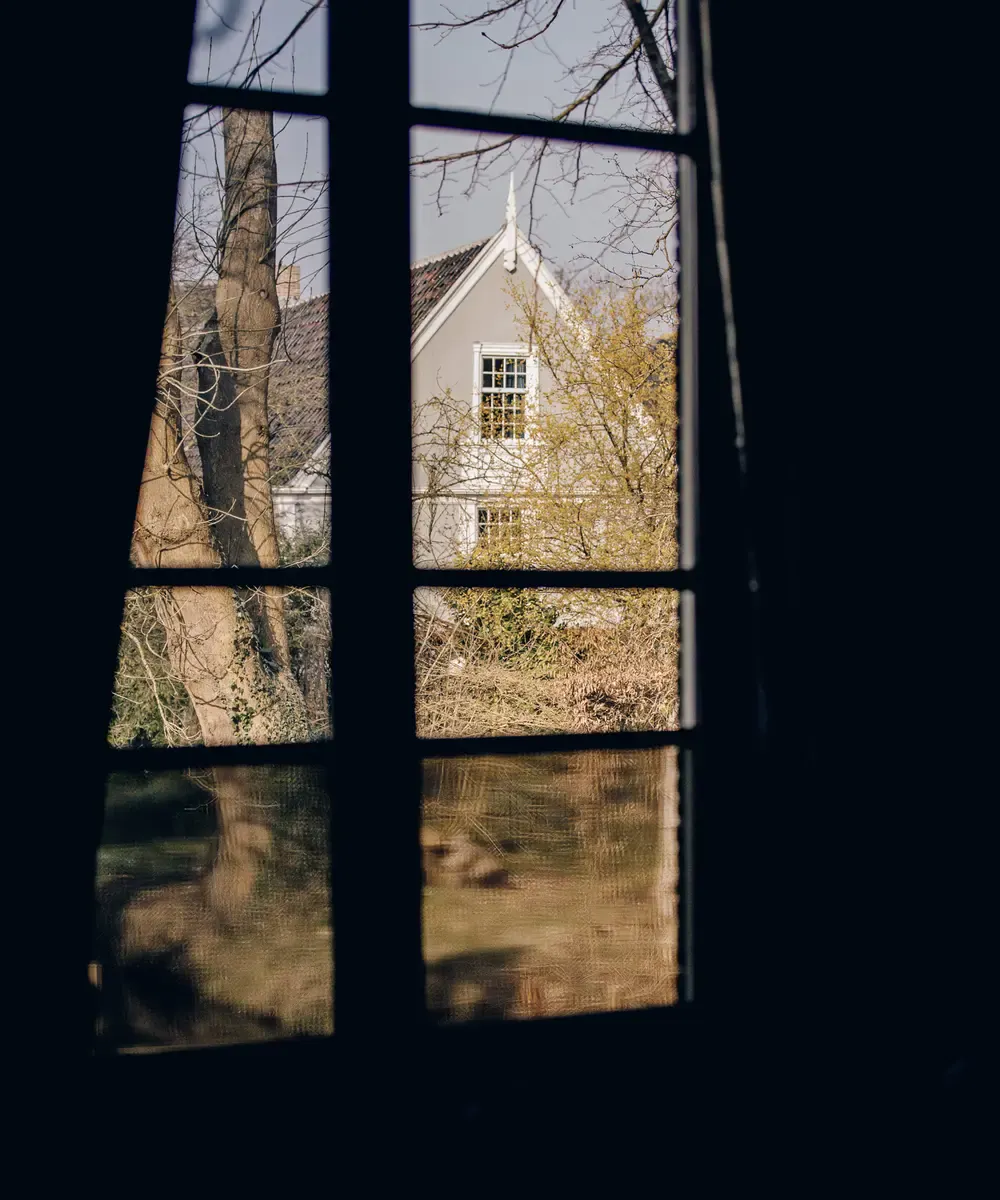 Uitzicht dorp door raam Het Broeker Huis