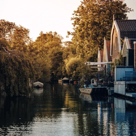 Huizen Broek in Waterland vanaf het water