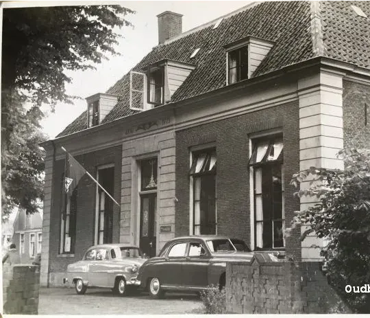 Het Broeker Huis historische gevel autos