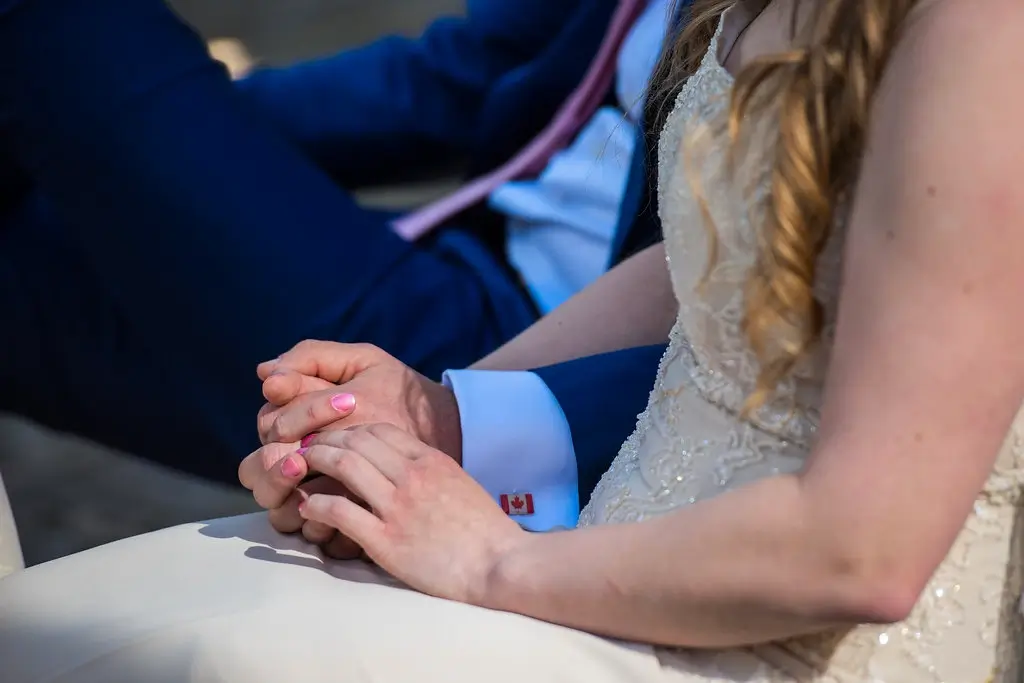 Bruidspaar houdt hand