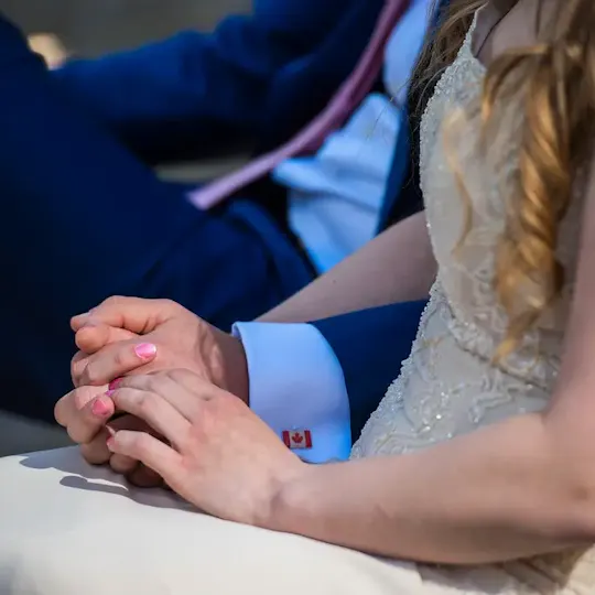 Bruidspaar houdt hand