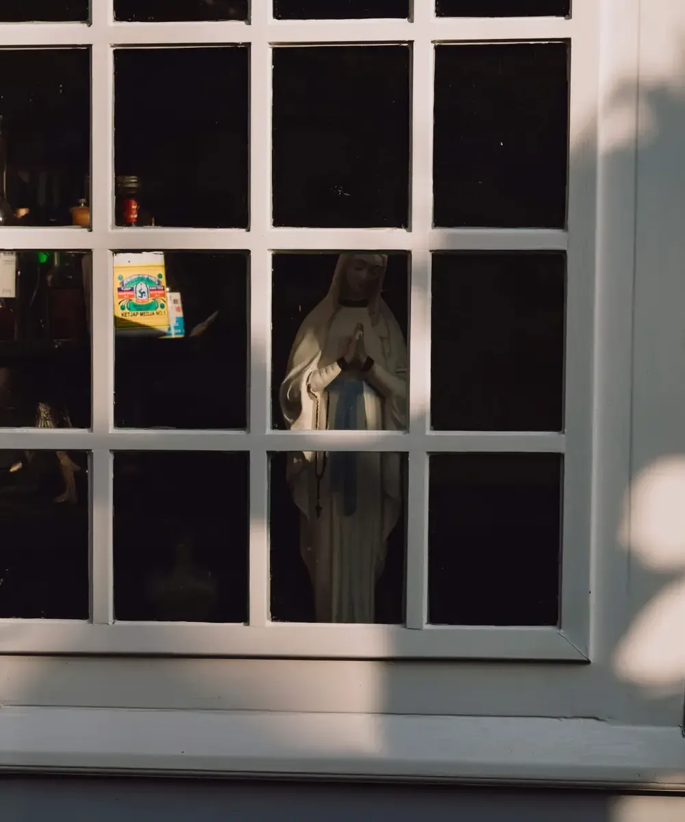 Mariabeeld in raam houten huis Broek in Waterland