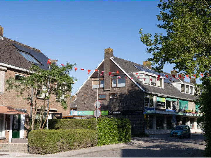 Straatbeeld Broek in Waterland winkels huizen vlaggetjes