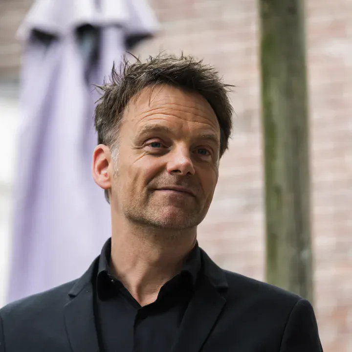 Portret man Jeppe zwart pak buitenlocatie