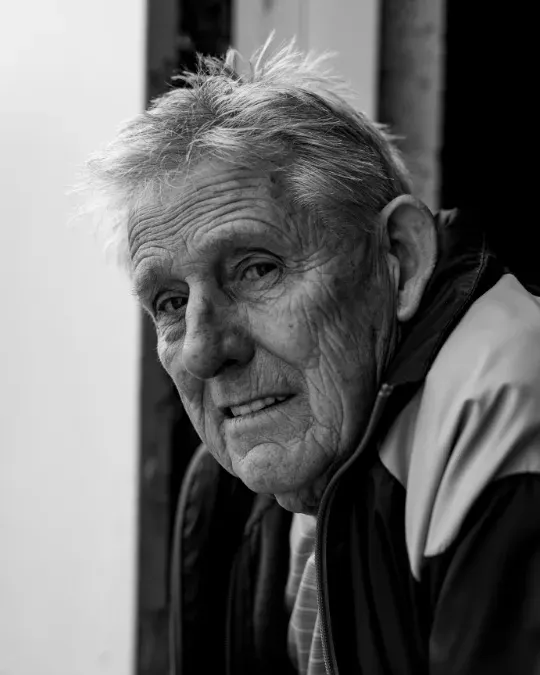 Portret oudere man sjaak steur glimlach zwartwit