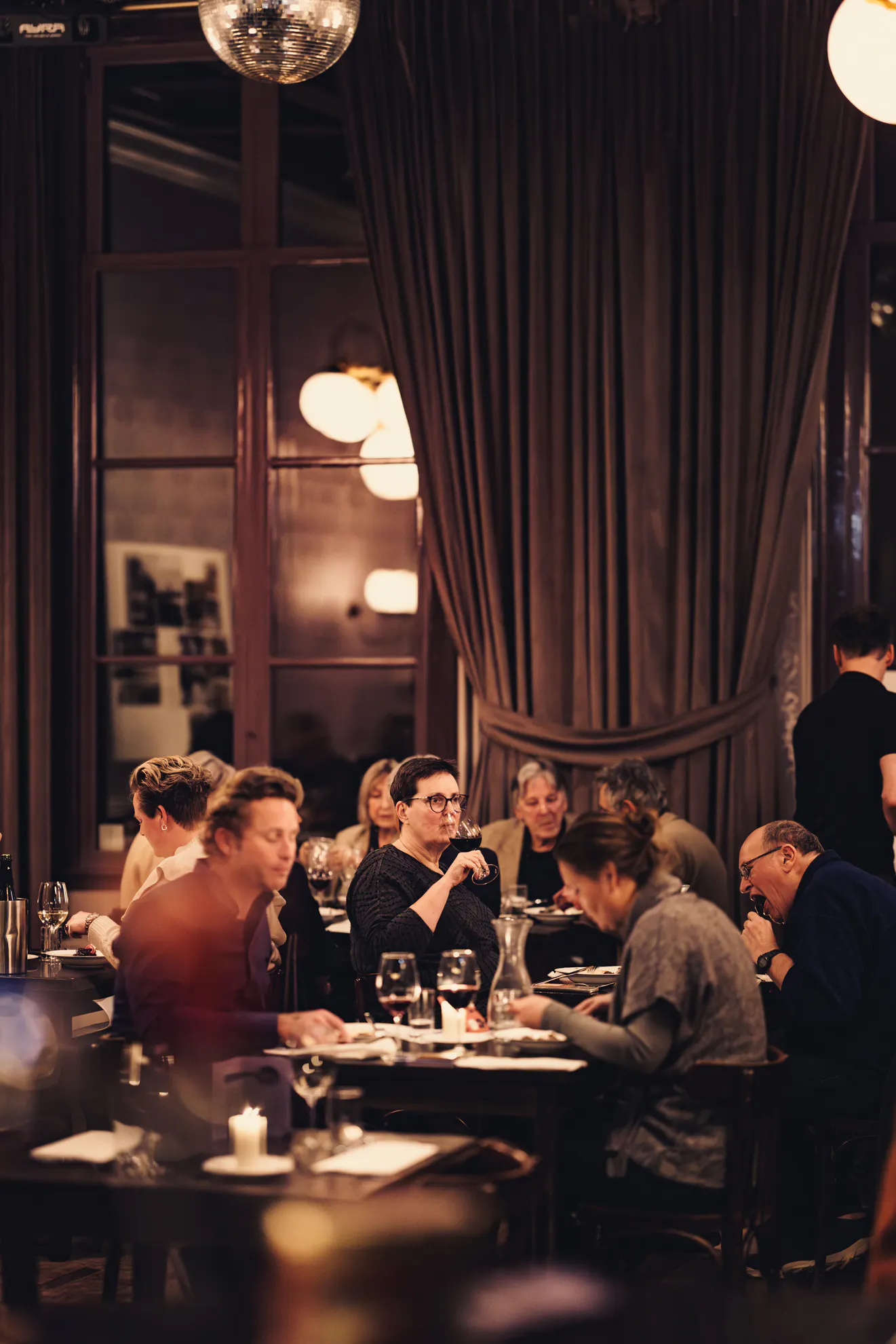 Dinerende-gasten-sfeervolle-locatie-Broeker-Huis