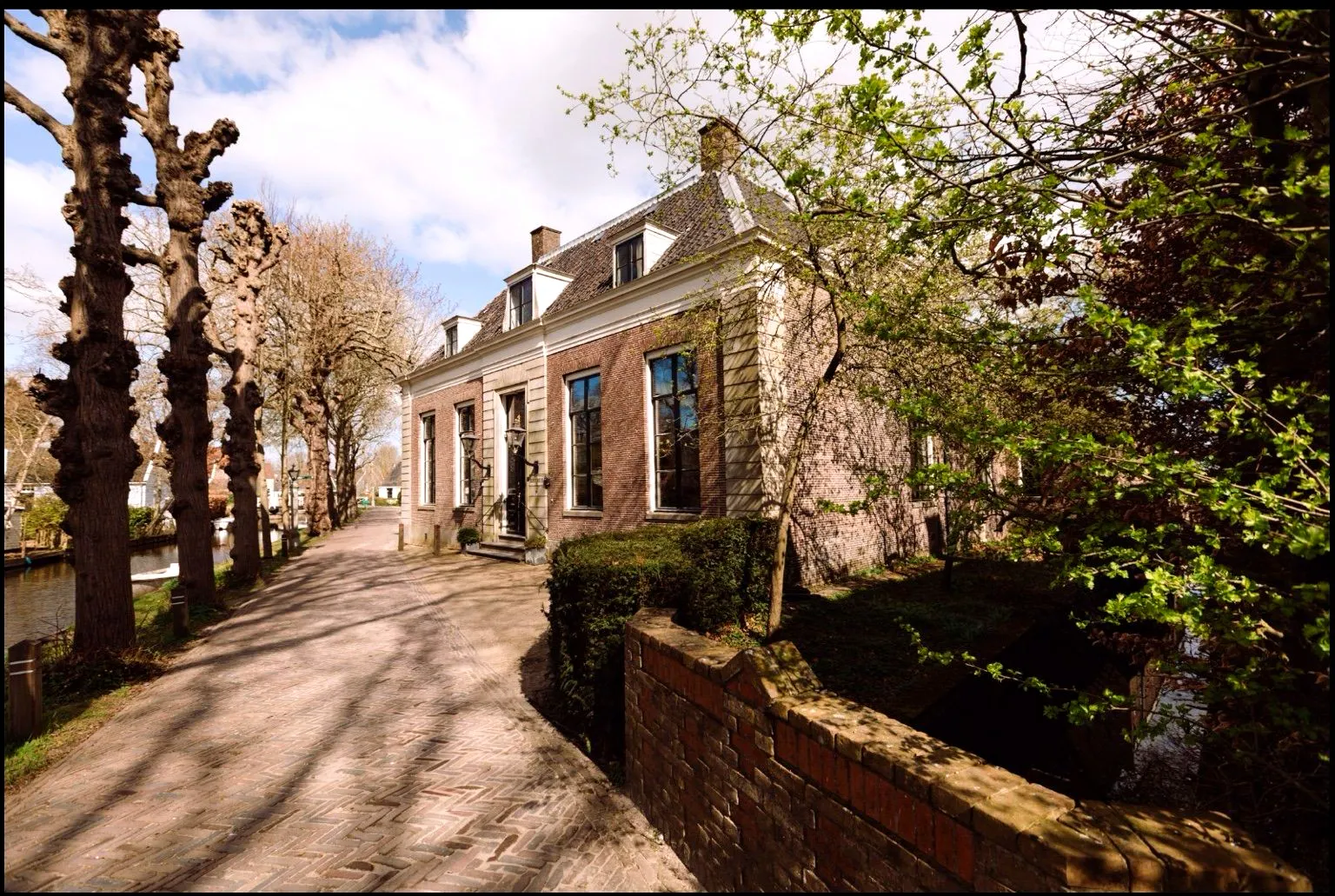 Het-Broeker-Huis-exterieur-straat-gracht-bomen