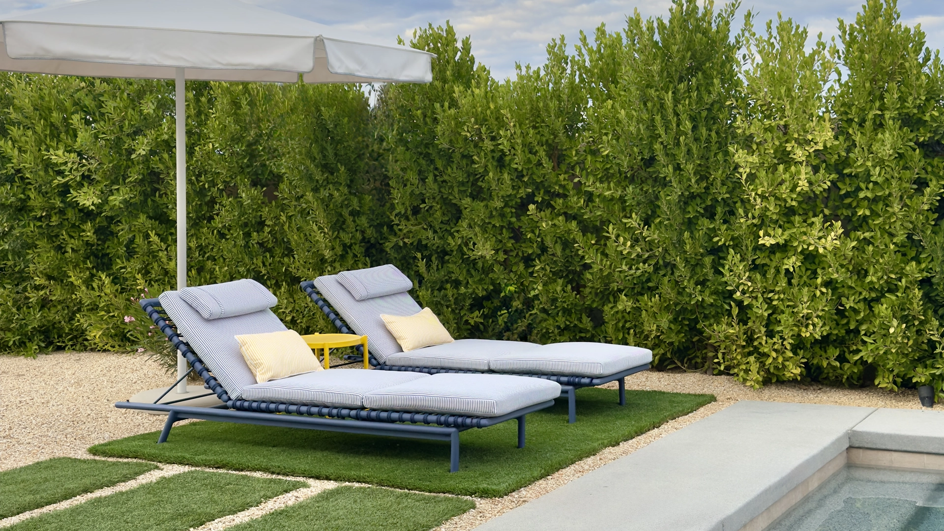 Oscar Lounge Chairs by Pool